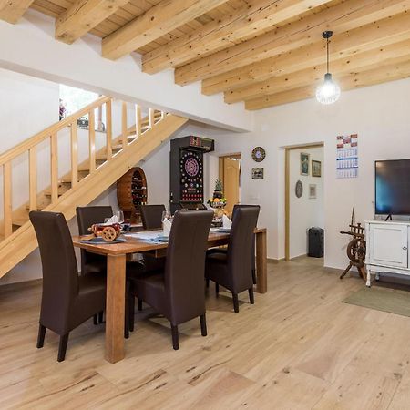Amazing Home In Vrzici With Jacuzzi Екстер'єр фото