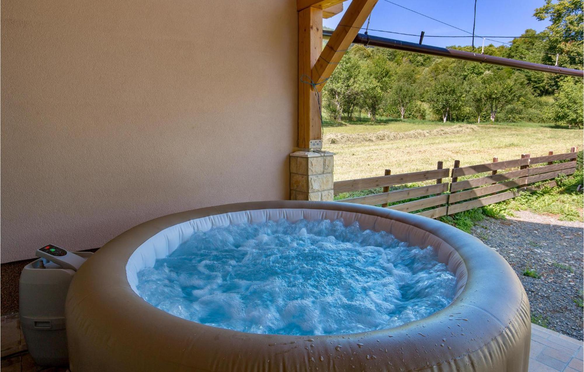 Amazing Home In Vrzici With Jacuzzi Екстер'єр фото