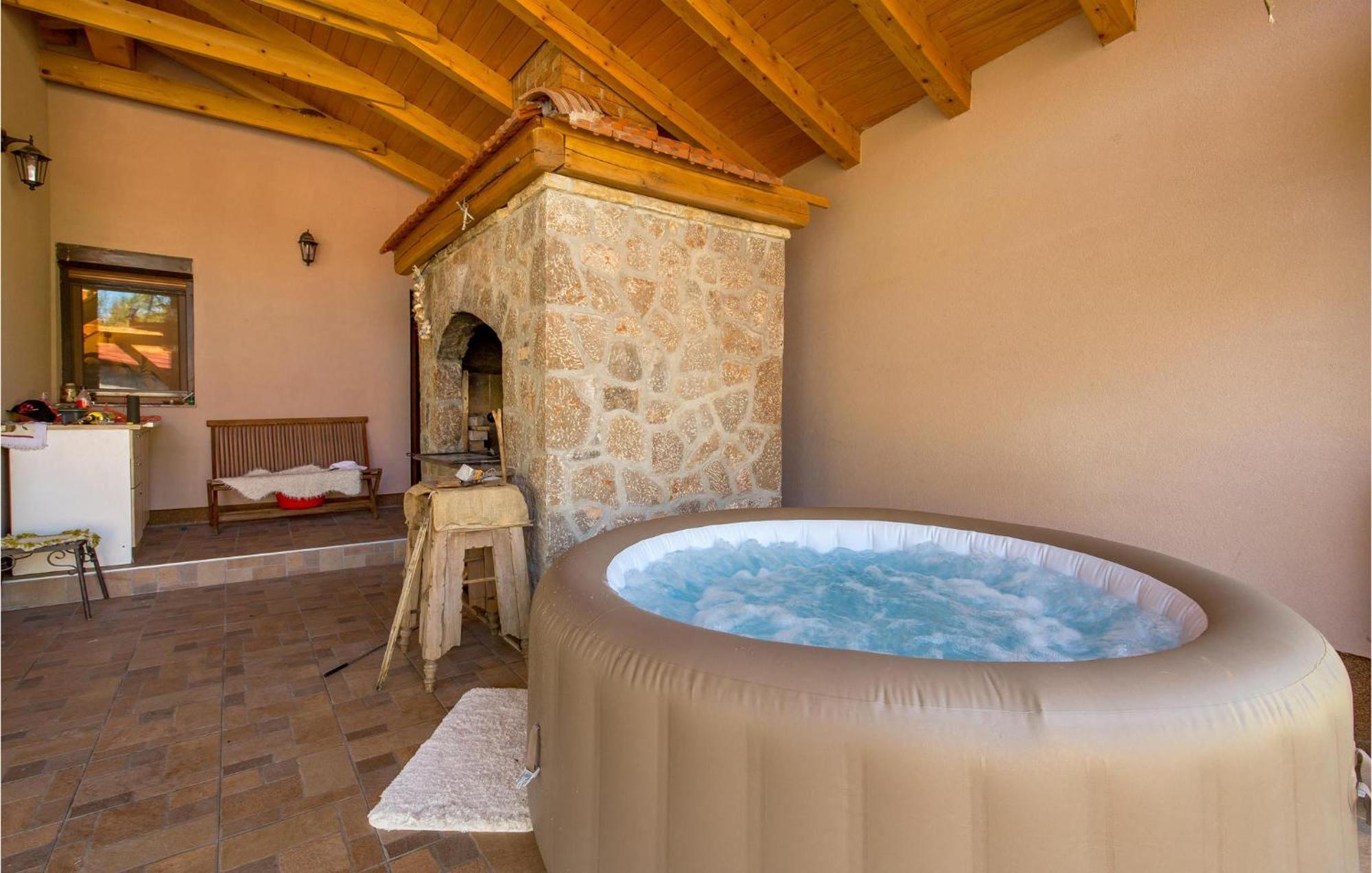 Amazing Home In Vrzici With Jacuzzi Екстер'єр фото