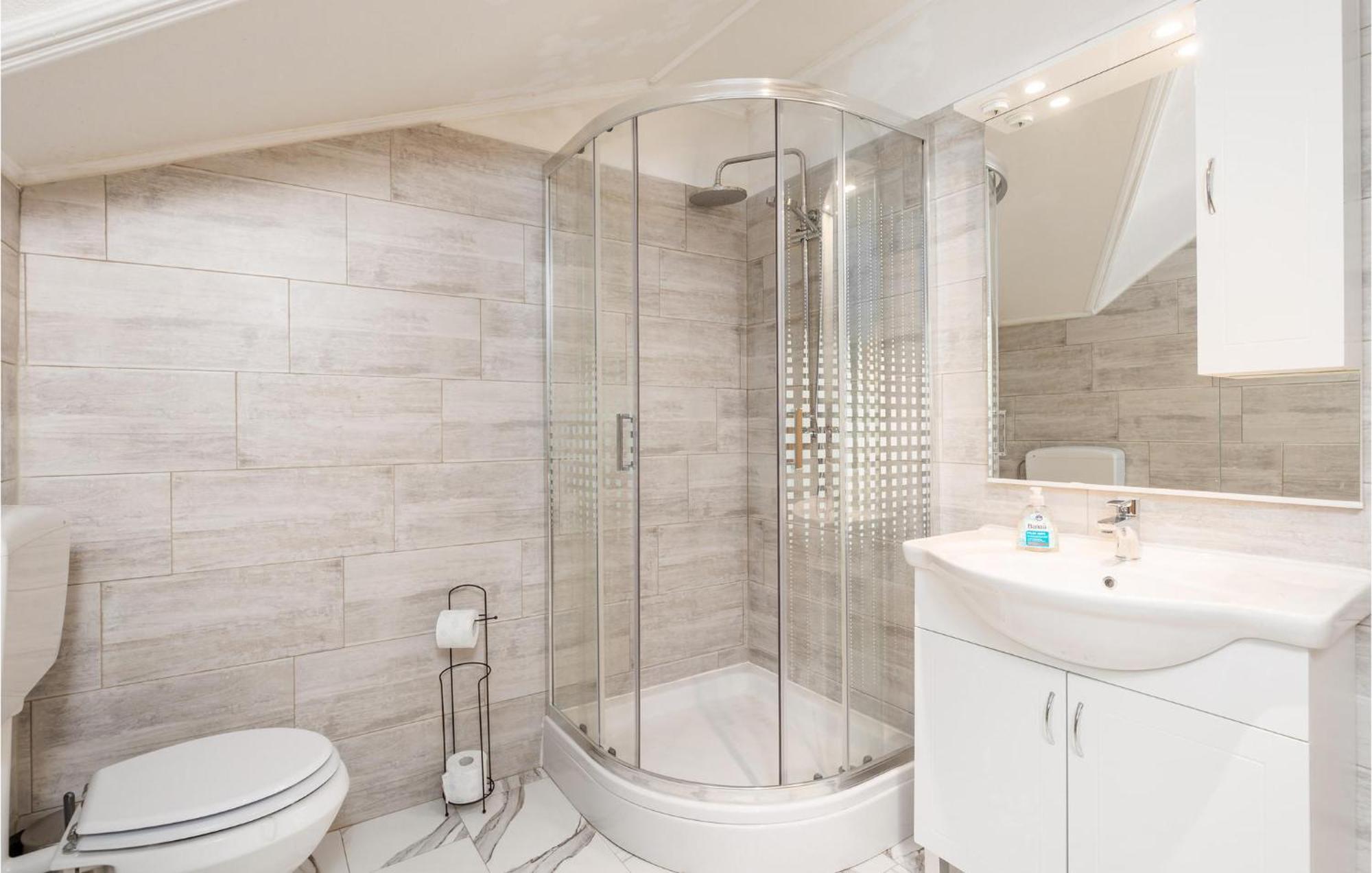 Amazing Home In Vrzici With Jacuzzi Екстер'єр фото