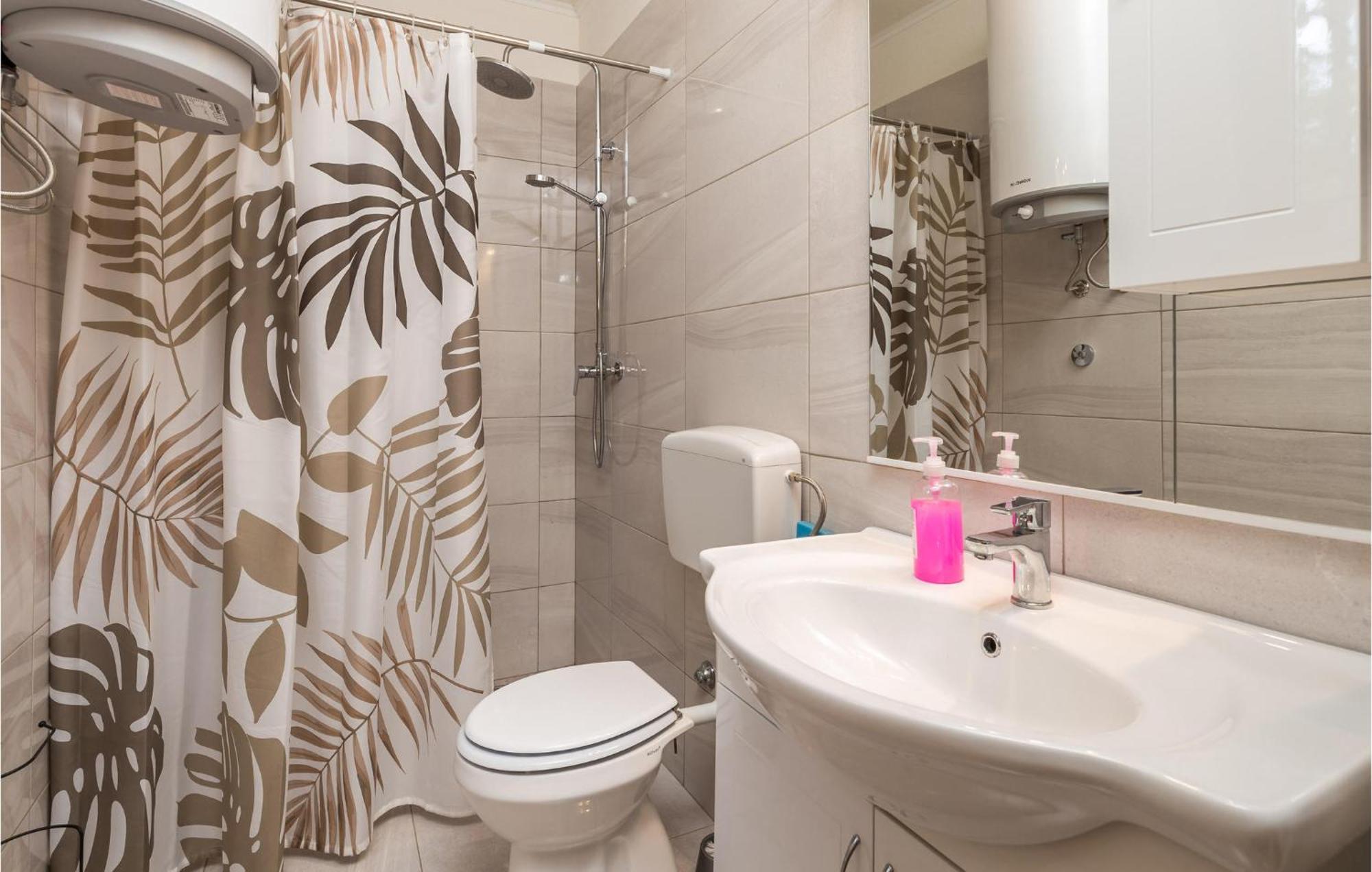 Amazing Home In Vrzici With Jacuzzi Екстер'єр фото