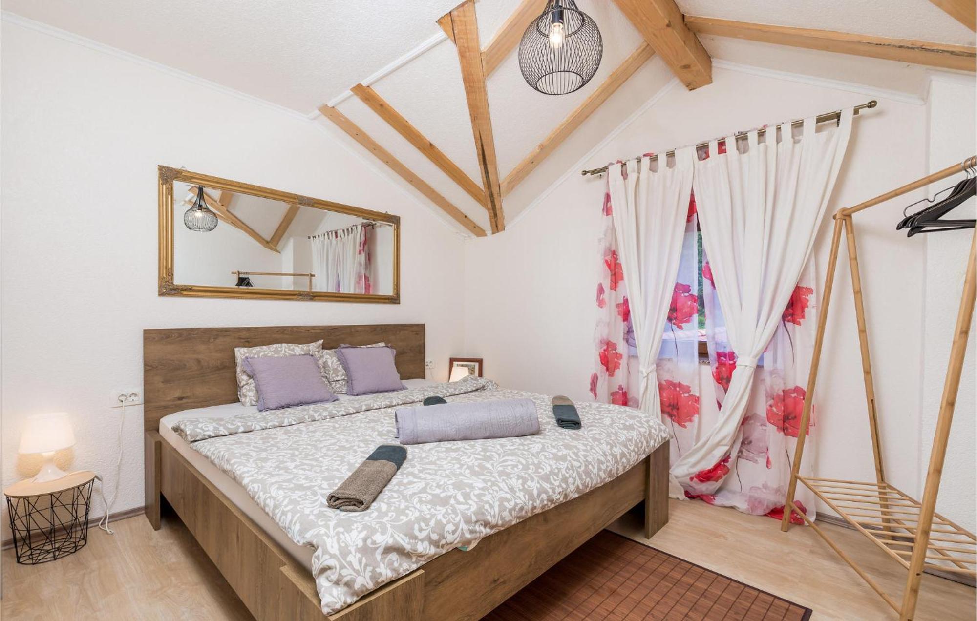 Amazing Home In Vrzici With Jacuzzi Екстер'єр фото
