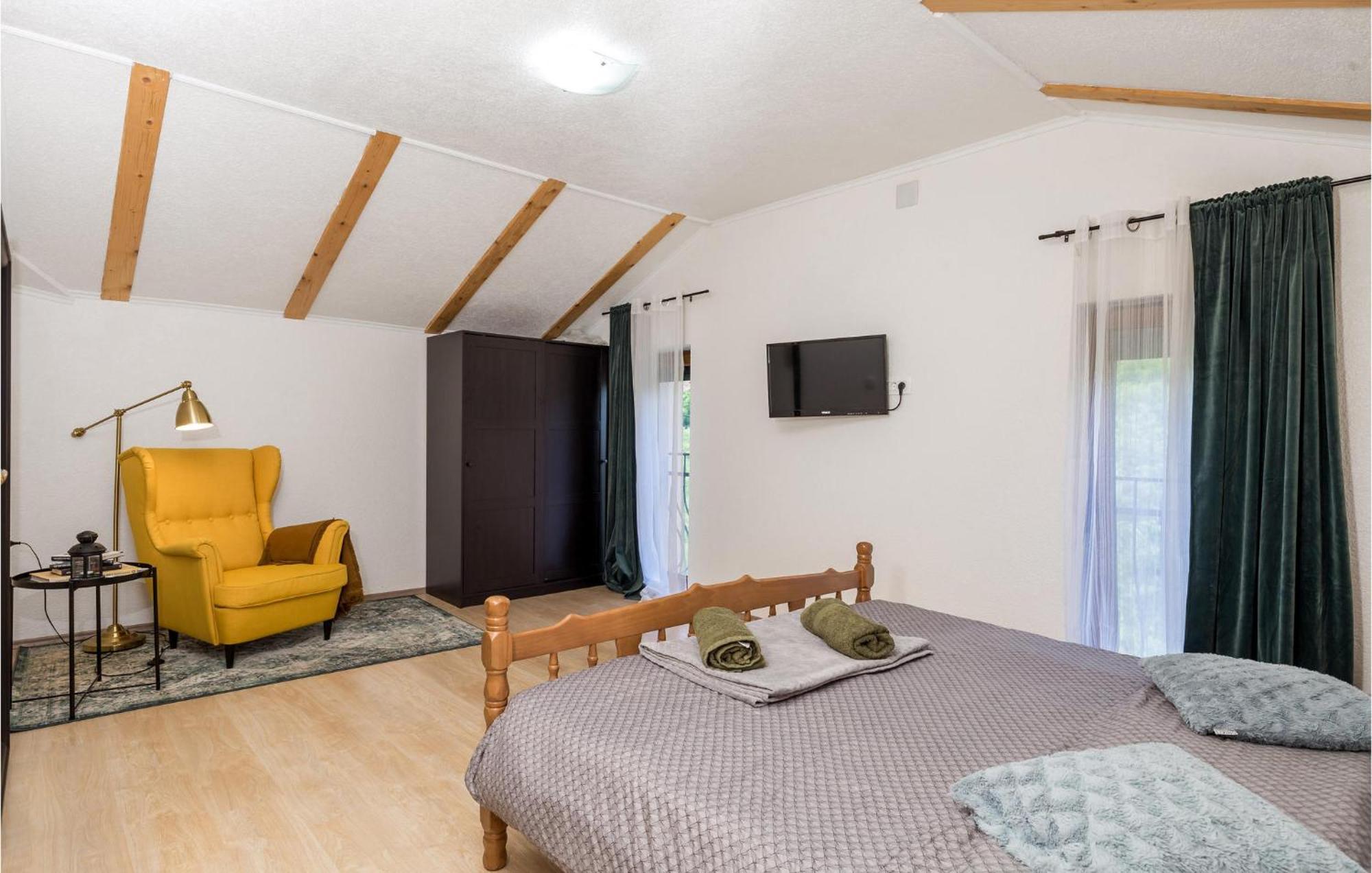 Amazing Home In Vrzici With Jacuzzi Екстер'єр фото