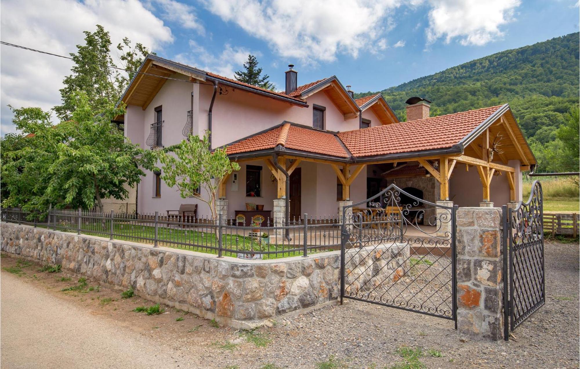 Amazing Home In Vrzici With Jacuzzi Екстер'єр фото