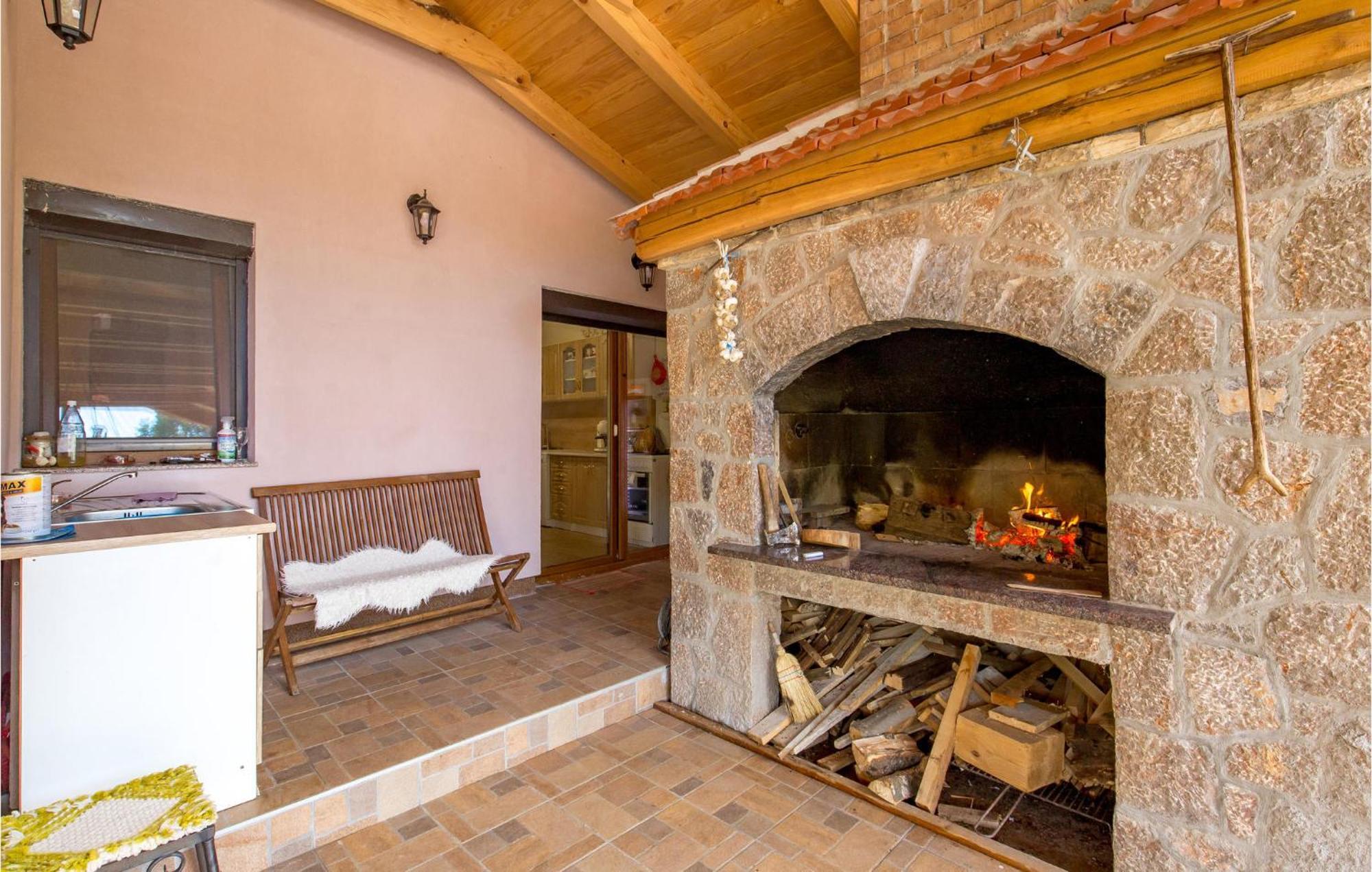 Amazing Home In Vrzici With Jacuzzi Екстер'єр фото